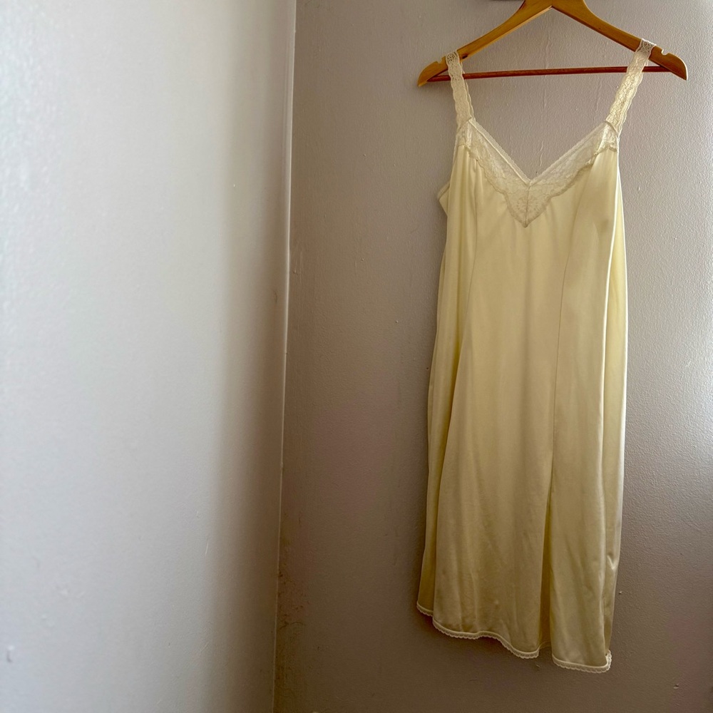 Vintage 1970’s Vanity Fair cream off white midi slip dress with lace trim - Picture 2 of 6